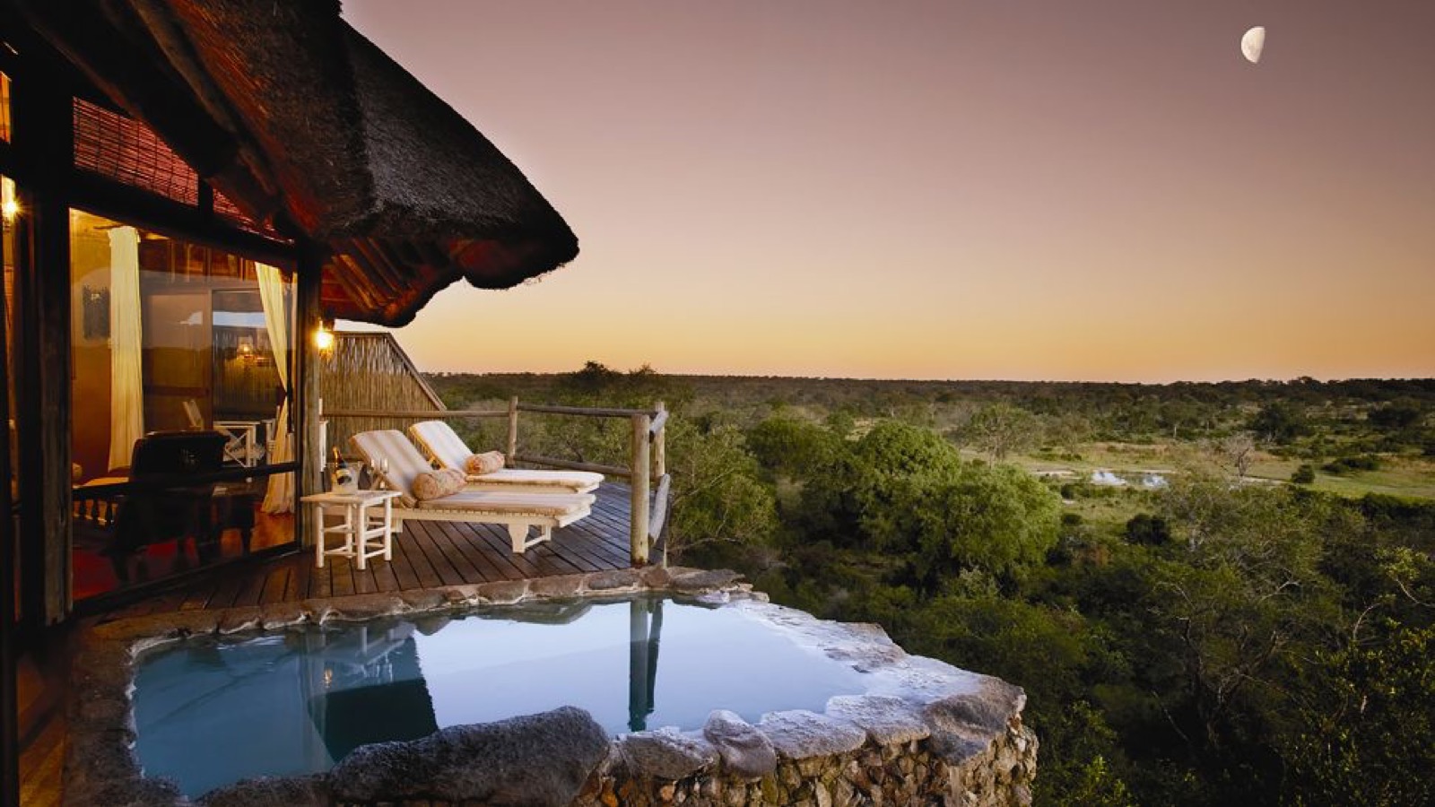 A plunge pool on the deck